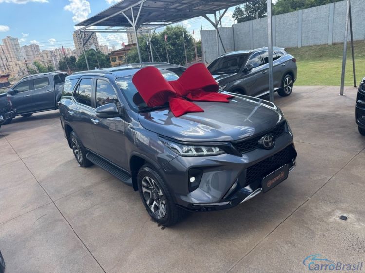 Benetão Veículos | Hilux 2.8 D-4D TURBO DIESEL DIAMOND 7L 4X4 AUTOMÁTICO 23/24 - foto 3