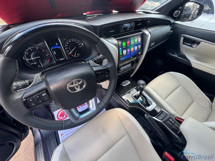 Benetão Veículos | Hilux 2.8 D-4D TURBO DIESEL DIAMOND 7L 4X4 AUTOMÁTICO 23/24 - foto 4